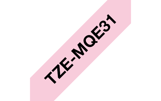 TZeMQE31: оригинальная кассета с лентой для печати наклеек черным на пастельно-розовом фоне, ширина 12 мм.
